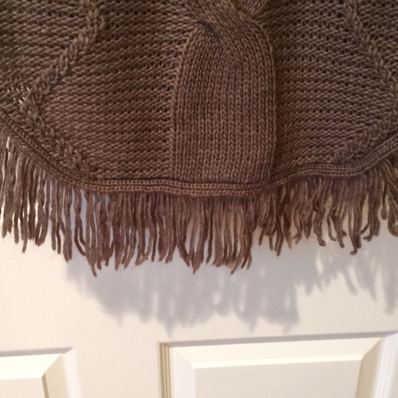 Short Sleeve Fringe Sweater - Picture 6 of 7